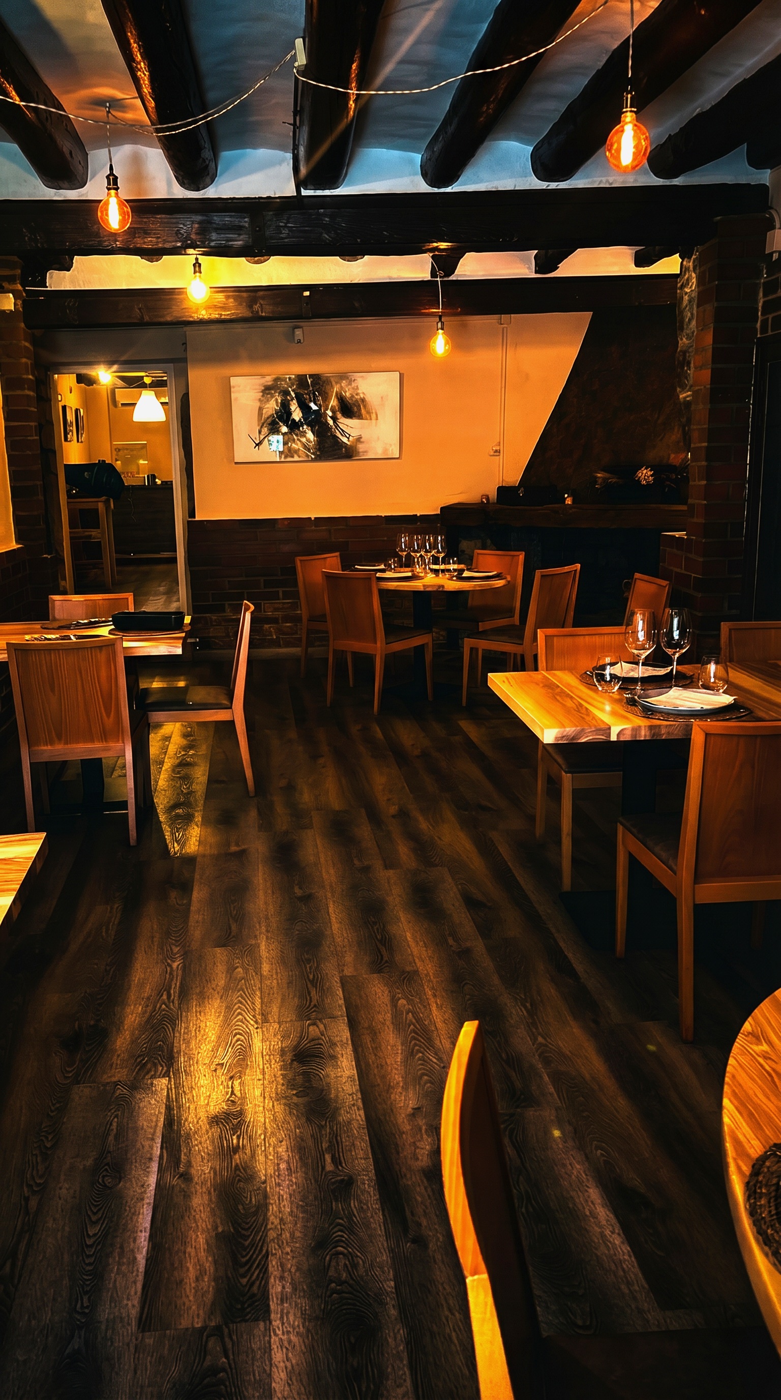 Comedor de Quercus Brasería, con vigas de madera y luz cálida