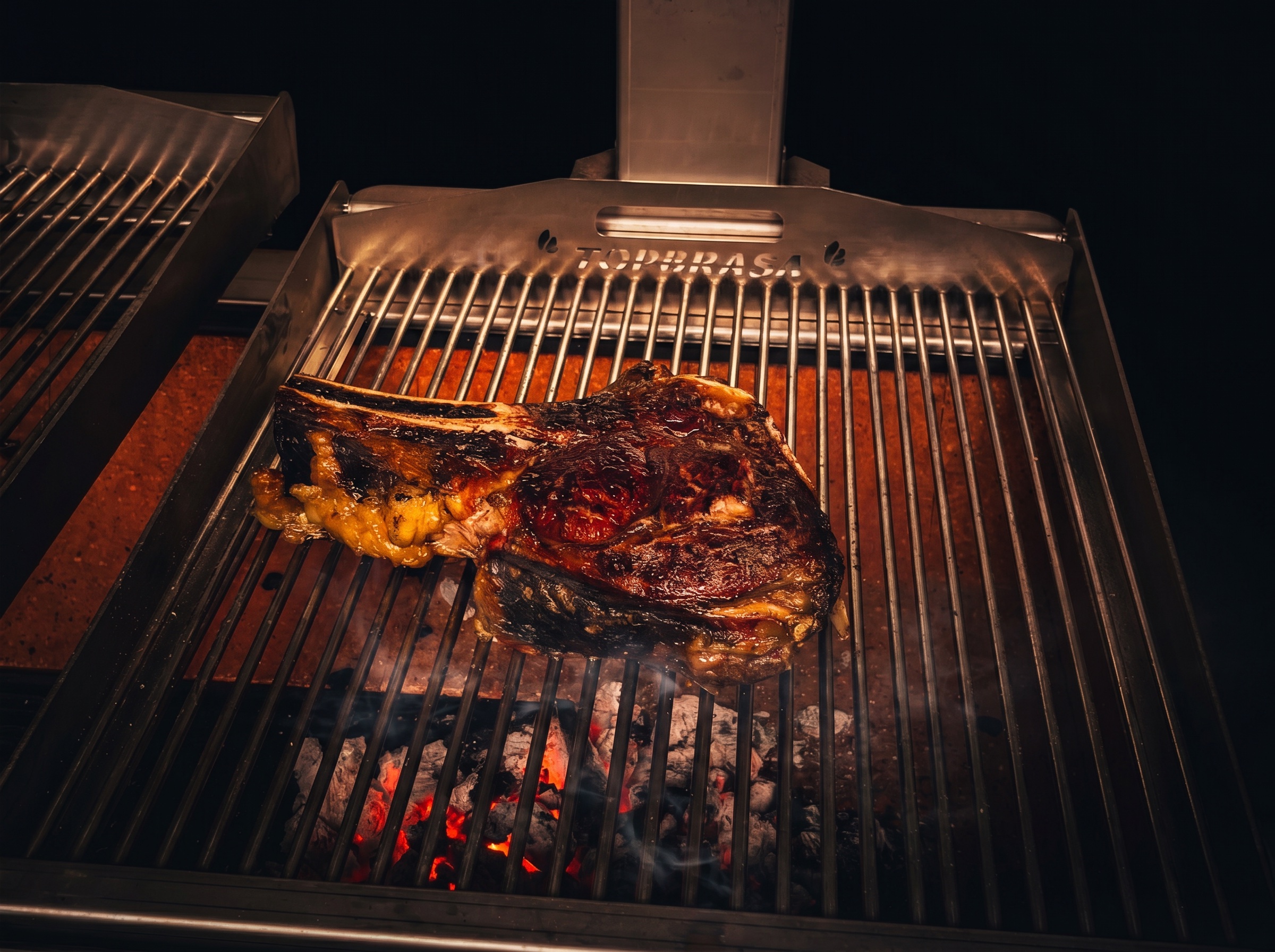 Chuletón sobre la parrilla de carbón de Quercus Brasería